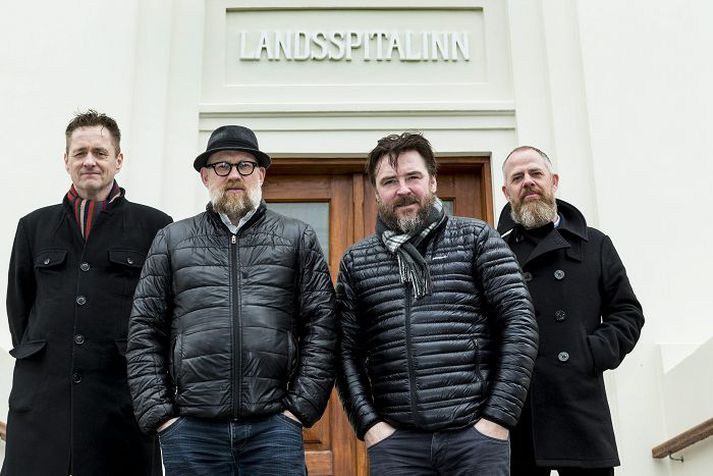 Hér er sveitin fyrir framan Landspítalann, en plata hennar heitir einmitt Óskalög sjúklinga. Frá vinstri: Guðmundur Jónsson, Heiðar Ingi Svansson, Karl Örvarsson og Magnús Magnússon.