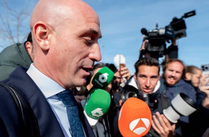 Mikill fjöldi fréttamanna hefur fylgst með réttarhöldunum í Madrid sem nú er lokið með því að Luis Rubiales var dæmdur sekur um kynferðisofbeldi.