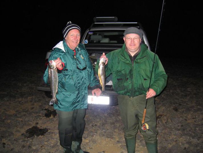 Bræðurnir Óskar og Geiri í ljósaskiptunum við Kleifarvatn í síðustu viku