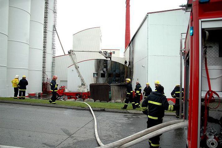 Verulegt tjón 
Eldurinn kom upp í fiskikörum sem staflað var upp í porti verksmiðjunnar.