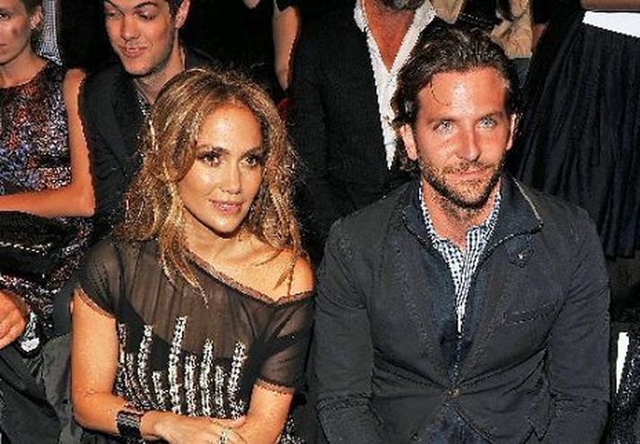 Jennifer Lopez og Bradley Cooper höfðu meiri áhuga á hvort öðru en sumartískunni 2012 frá Tommy Hilfiger. nordicphotos/getty