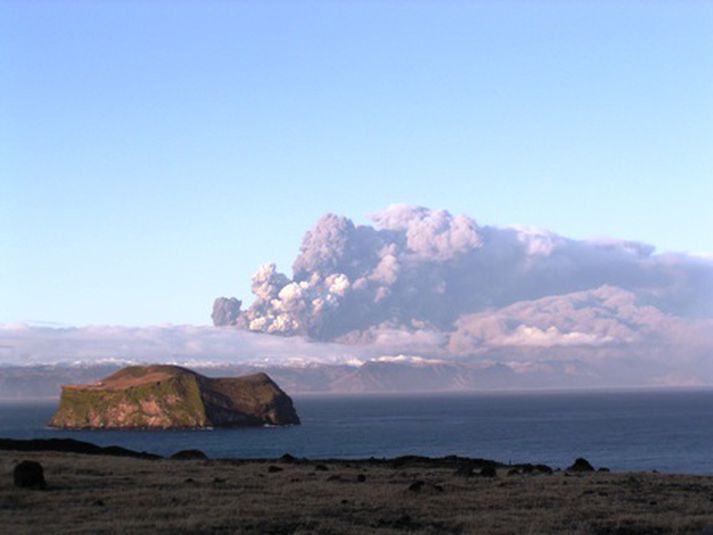 Gosið í Eyjafjallajökli. Ekkert bendir til þess að gosið sé í rénum.