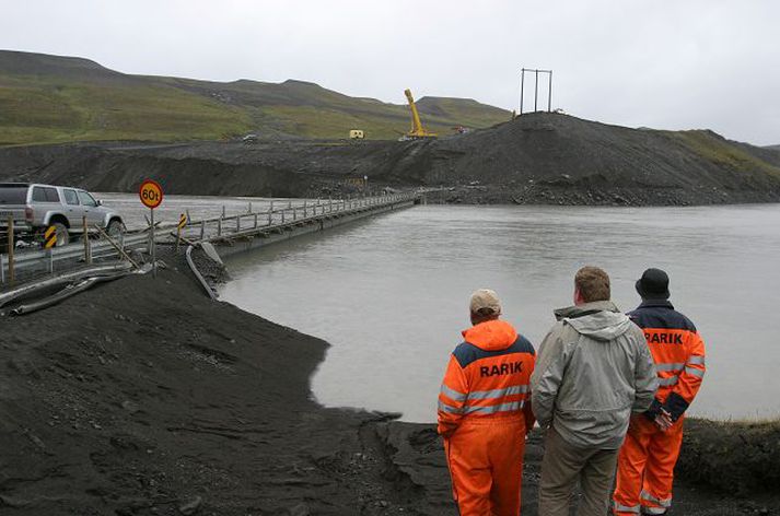 Vatnsréttindi við Jökulsá á Dal. Vatnsrétthafar árinnar telja að Landsvirkjun vilji nú fá til ráðstöfunar öll vatnsréttindi hennar, ekki bara vatnið sem nýtt er við Kárahnjúkastíflu.