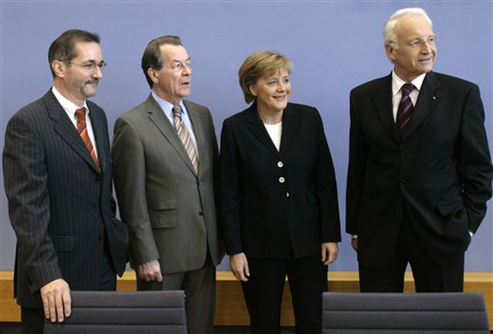 Matthias Platzeck, leiðtogi jafnaðarmanna; Angela Merkel, verðandi kanslari;  Franz Muentefering, fráfarandi leiðtogi jafnaðarmanna og Edmund Stoiber kanslari Bæjaralands.