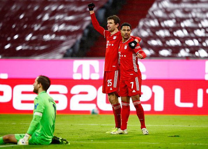 Gnabry og Muller fagna einu af fjórum mörkum Bæjara í dag.