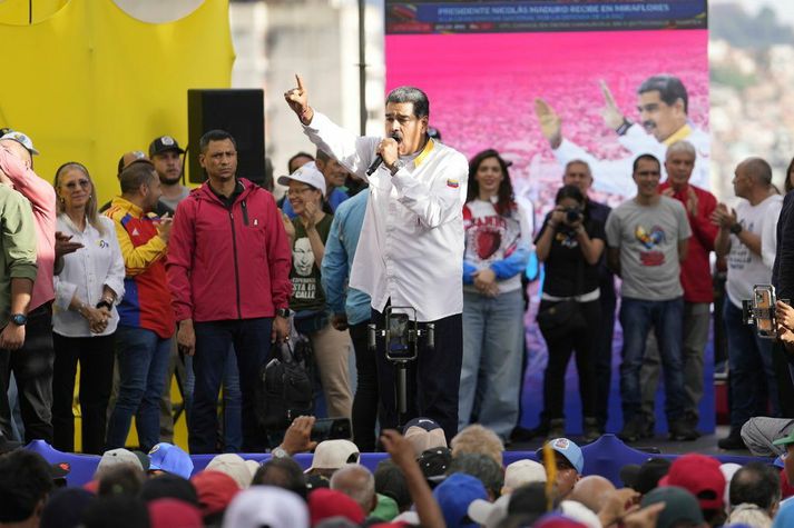 Nicolás Maduro, forseti Venesúela, hét stuðningsmönnum sínum því að fangelsa fleiri stjórnarandstæðinga sem andæfa kosningaúrslitunum á laugardag.