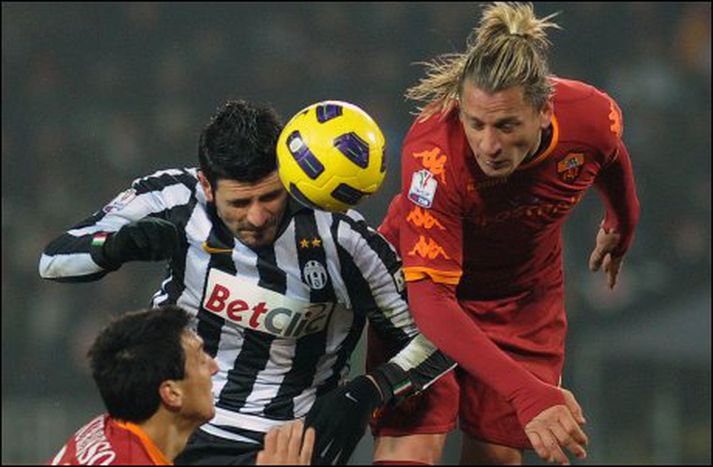 Philippe Mexes og Vincenzo Iaquint í baráttunni í kvöld.