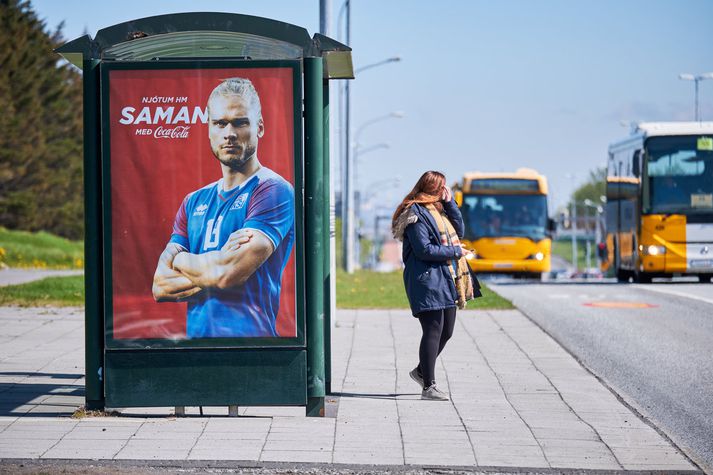 Á meðan úrval leikmanna úr landsliðinu situr fyrir á Coke-auglýsingum er Gylfi Þór Sigurðsson einn á Pepsi-vagninum.