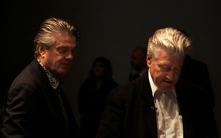 Sigurjón Sighvatsson og David Lynch á fyrirlestri þess síðarnefnda í Háskólabíó í maí 2009 þegar Lynch kynnti Íslendinga fyrir innhverfri íhugun svo þeir gætu tekist betur á við afleiðingar efnahagshrunsins.