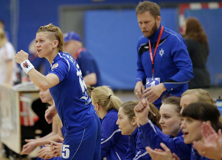 fagnað Hanna G. Stefánsdóttir er lykilmaður í liði Stjörnunnar. Í bakgrunni er þjálfarinn Skúli Gunnsteinsson.fréttablaðið/vilhelm