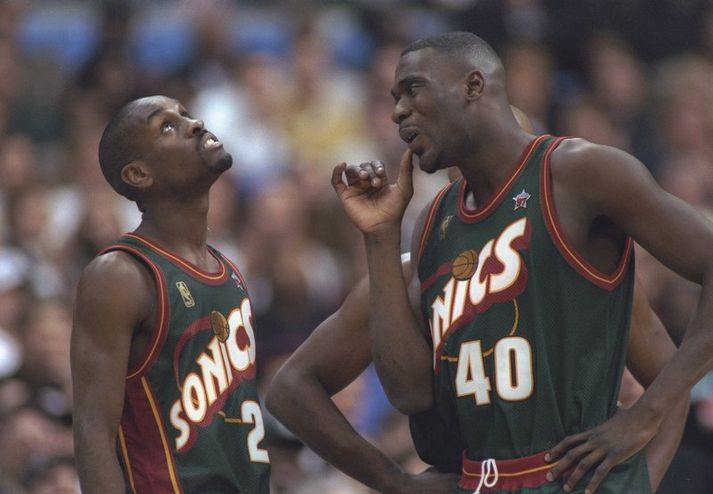 Gary Payton (t.v.) og Shawn Kemp leggja á ráðin.