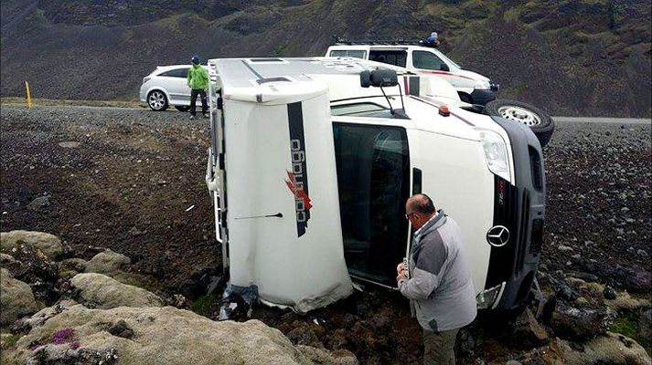 Útkall á Þorlákshöfn Húsbíll fauk á hliðina á sunnudagsmorgun. Allir sluppu ómeiddir.