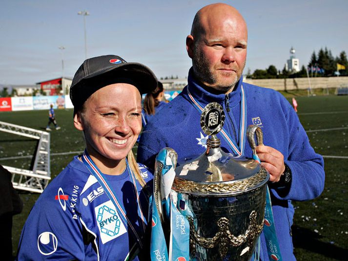 Þorlákur Árnason, þjálfari Stjörnunnar, og Gunnhildur Yrsa Jónsdóttir, fyrirliði Stjörnunnar, með Íslandsbikarinn.