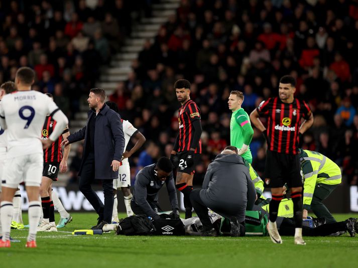 Tom Lockyer hneig niður í leik Luton Town gegn Bournemouth. 