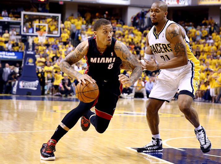 Beasley með boltann í leik með Miami. David West, leikmaður Indiana Pacers, er til varnar.