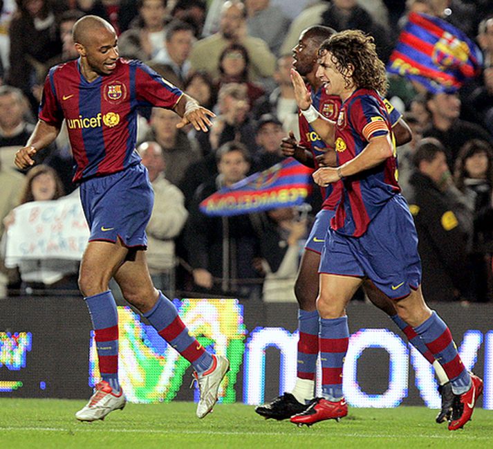 Thierry Henry og Carles Puyol fagna marki með Barcelona.