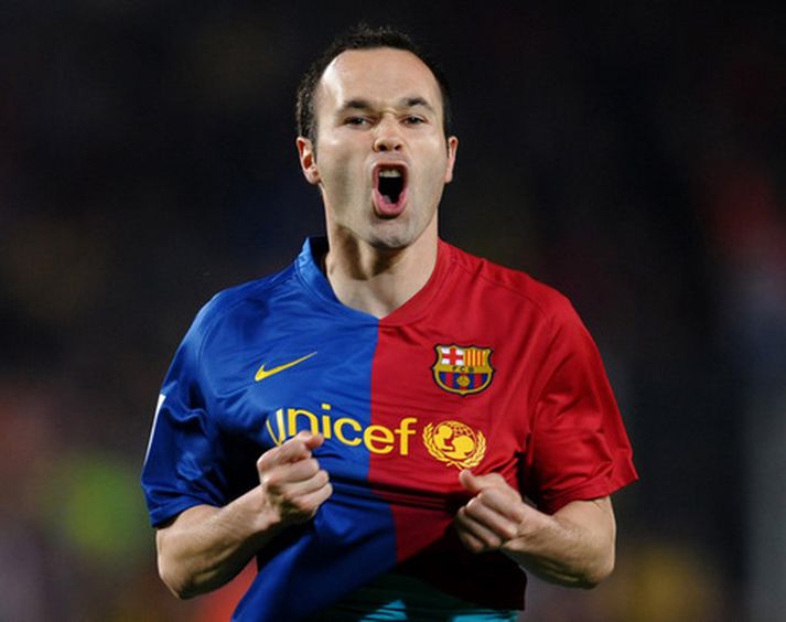 Iniesta fagnar marki sínu í kvöld.