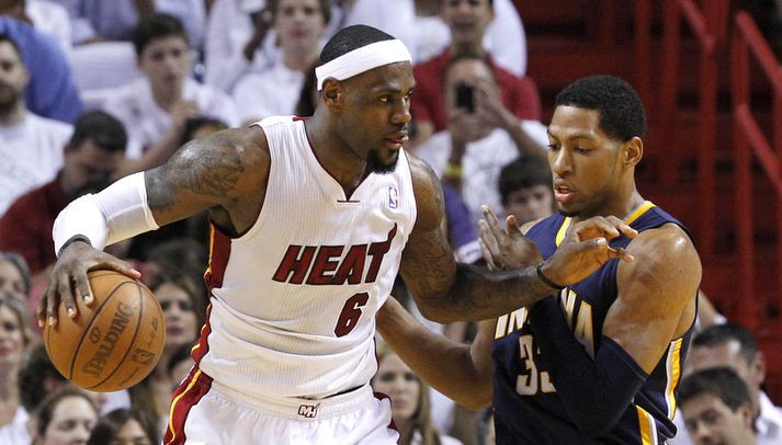 LeBron James og Danny Granger í baráttunni í nótt.