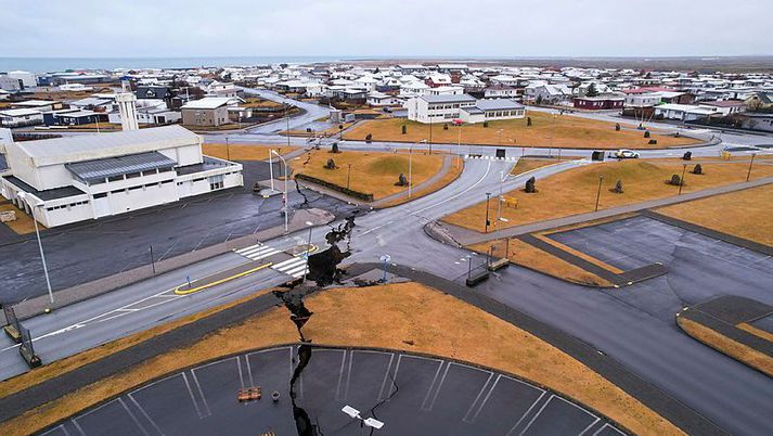 Stóra sprunga sem myndaðist í Grindavík eftir stóru skjálftana í nóvember í fyrra.