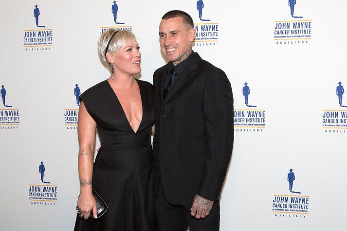 Pink á hátíðinni ásamt eiginmanni sínum, Carey Hart.