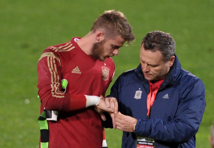 De Gea og læknir spænska landsliðins gera að verkum hans.