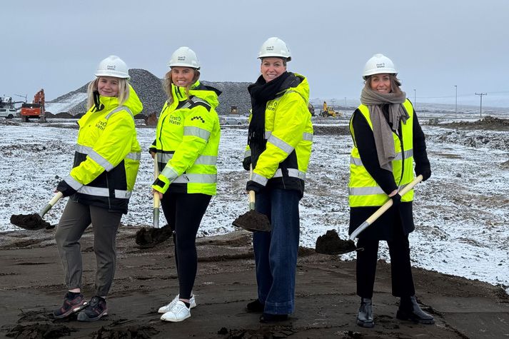 Sigríður Birna Ingimundardóttir, Amelía Ósk Hjàlmarsdóttir, Valgerður Friðriksdóttir og Heiðrún Lind Marteinsdóttir munduðu skóflurnar.