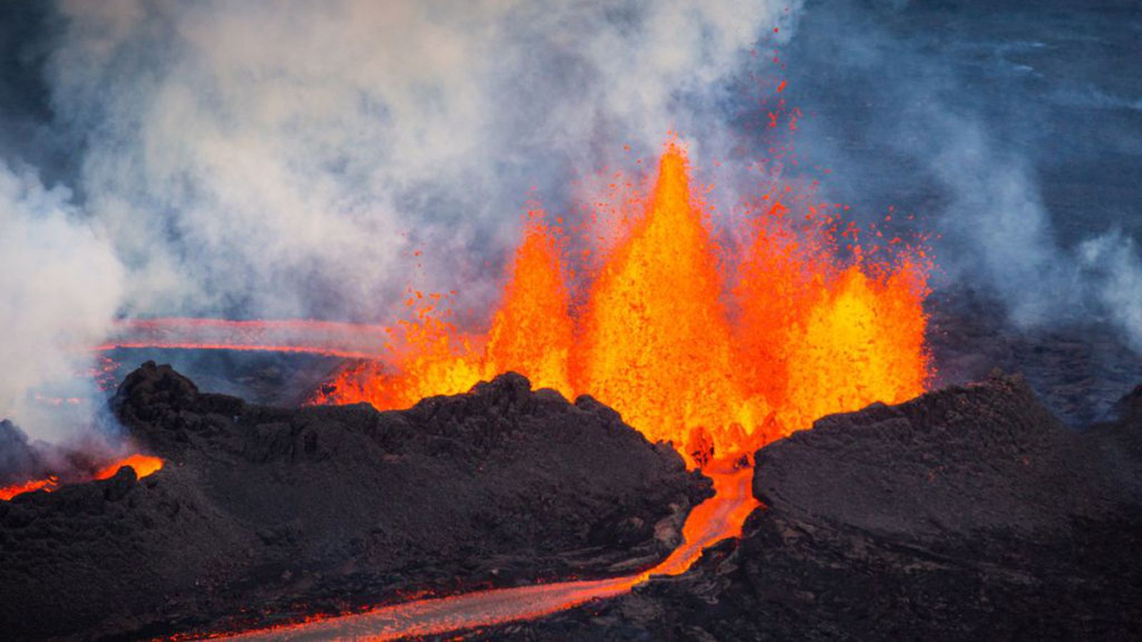 Почему в исландии большое количество вулканов. Исландия вулкан Гекла. Эйяфьядлайёкюдль извержение 2010. Извержение вулкана в Исландии 2010. Извержение вулкана эйяфьядлайёкюдль в Исландии.
