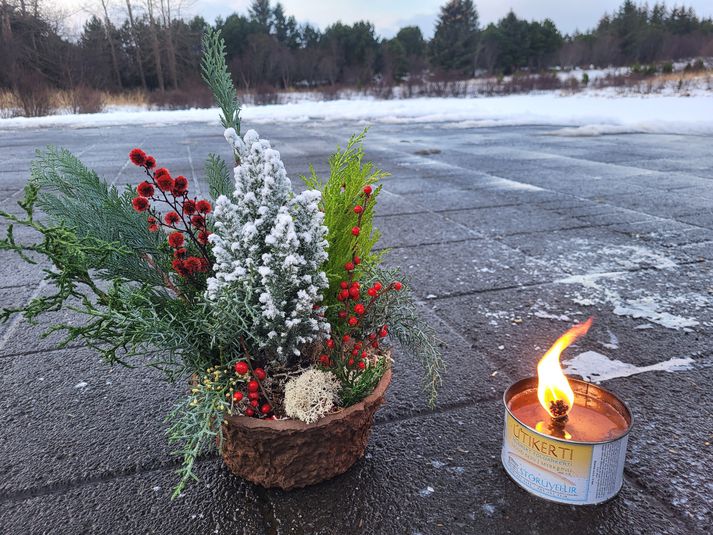 Falleg leiðisskreyting frá Kirkjugörðum Reykjavíkur, ásamt kerti úr tólg.