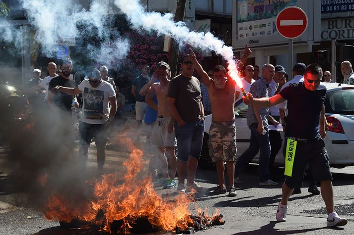 Leigubílsstjórar stöðvuðu umferð víða í París í dag.