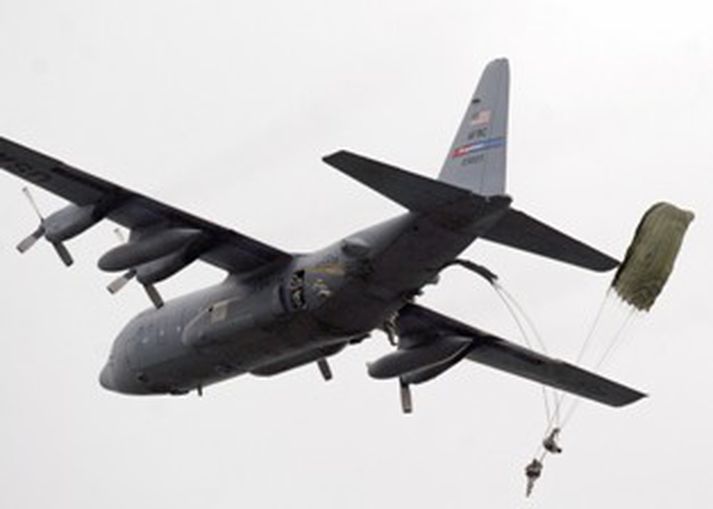 Flugvél eins og sú sem þurfti að lenda í Keflavík í kvöld. Hún er af gerðinni Hercules C-130. Myndin er úr myndasafni.