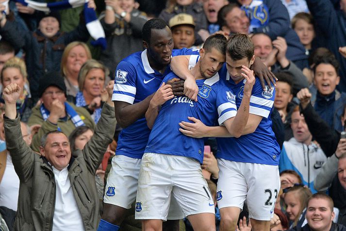 Kevin Mirallas skoraði seinna mark Everton í dag. Hér fagna félagar hann með honum.