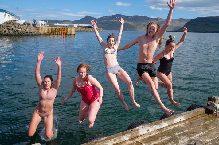 Sjórinn verður ekki endilega jafn hlýr og í júní árið 2019 þegar þessi mynd var tekin í Neskaupstað. En veðrið verður samt sem áður afar gott.