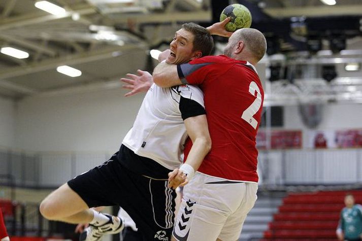 Þrír leikir eru á dagskrá í kvöld í N1 deild karla í handbolta.