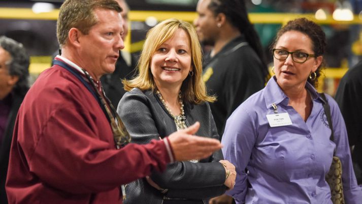 Mary Barra, forstjóri General Motors, fyrir miðju, að fagna áfanganum.