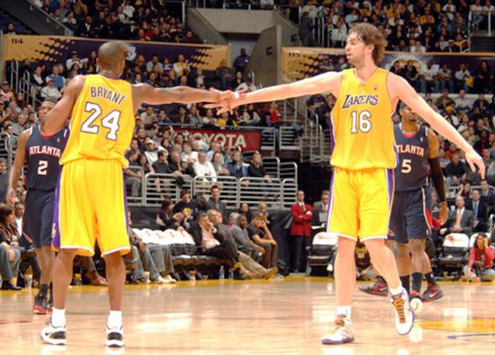 Kobe Bryant og Pau Gasol skiptast á spaðafimmum í sigrinum á Atlanta