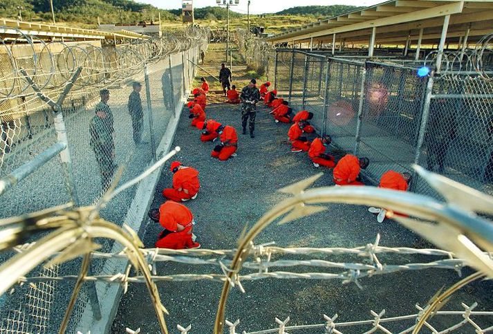 Bandaríkjaforseti ætlar sér að standa við gefin loforð og loka fangelsinu við Guantanamo-flóa.