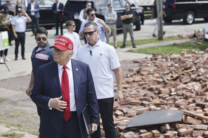 Trump heimsótti Valdosta í gærkvöldi þar sem tjónið af völdum Helenu er mikið.