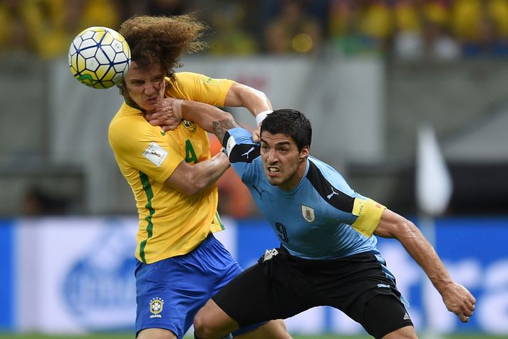 Suarez í baráttu við David Luiz í leiknum í nótt.