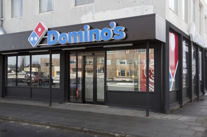 Pizza-Pizza á og rekur 21 Domino's-stað hér á landi. 