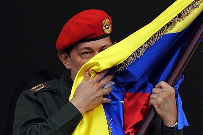 Hugo Chavez var hress á svölum forsetahallarinnar í gærkvöldi.