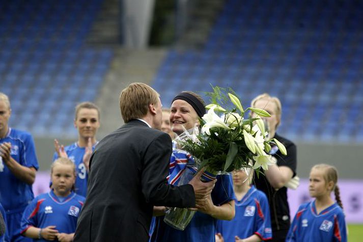 Katrín tekur hér við viðurkenningu síðastliðið sumar í tilefni af 100. landsleik hennar.