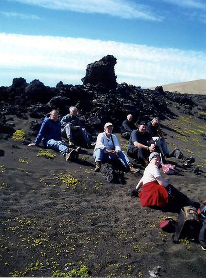 Surtsey Leiðangursmenn sitja innan um plönturnar á yngsta landsvæði veraldar.