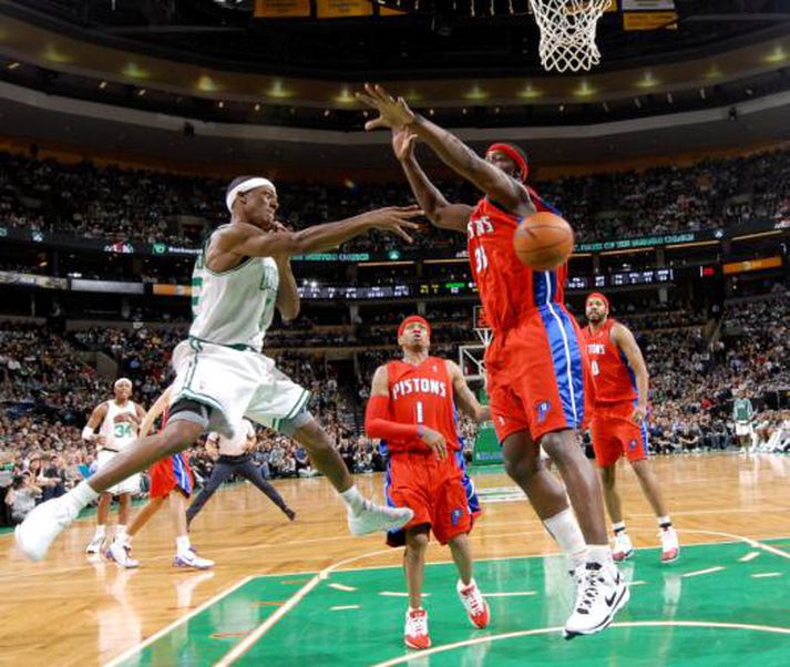 Rajon Rondo gefur boltann í nótt.