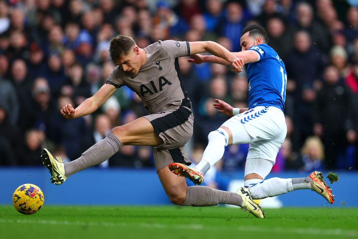 Það eru fáir sem vinna Micky van de Ven á sprettinum. Hér er hann í leiknum með Tottenham Hotspur á móti Everton um síðustu helgi.