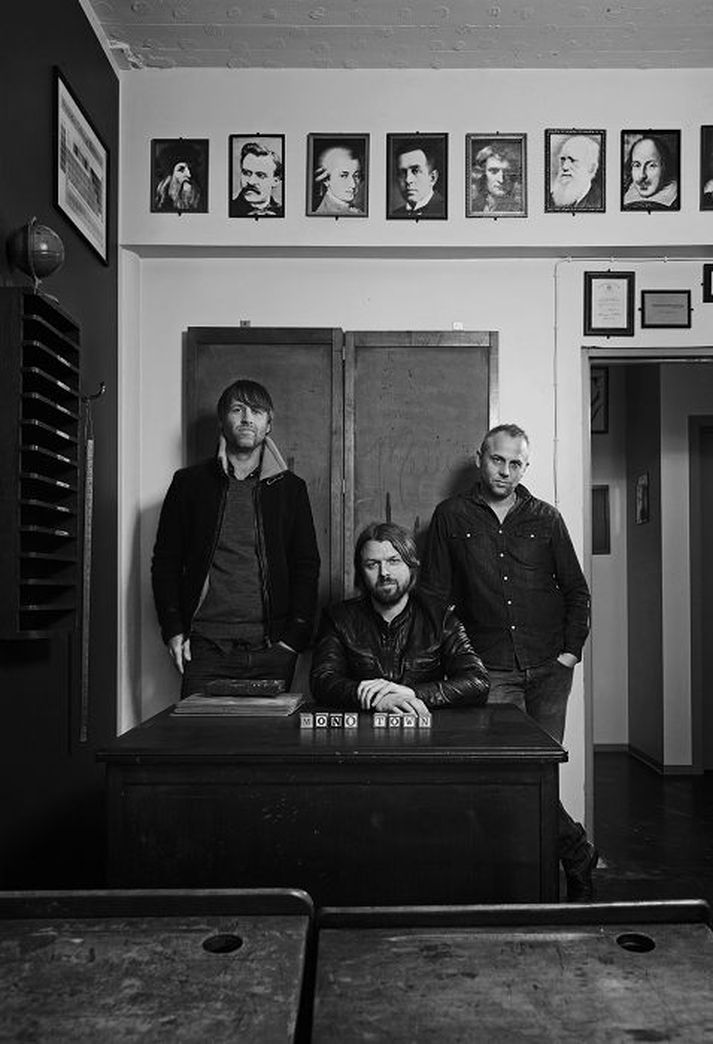 Hljómsveitin Mono Town heldur tvenna útgáfutónleika í næsta mánuði en fyrsta breiðskífa sveitarinnar, In The Eye of the Storm, kom út síðastliðinn þriðjudag á geisladiski og vínyl.