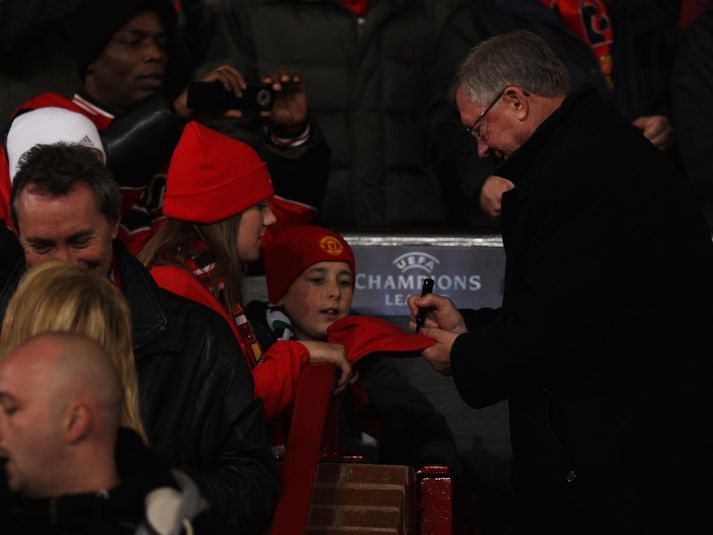 Alex Ferguson, stjóri Manchester United með aðdáenda fyrir leik.