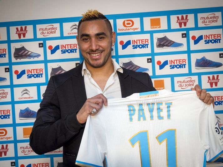 Dimitri Payet með nýja Marseille búninginn sinn.