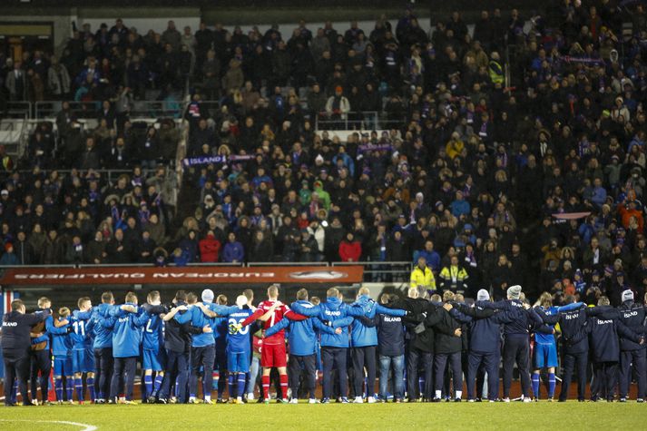 Það er venjulega góð stemmning á landsleikjum en það var heldur fámennt þegar njósnari Manchester United mætti á Laugardalsvöll í gær.