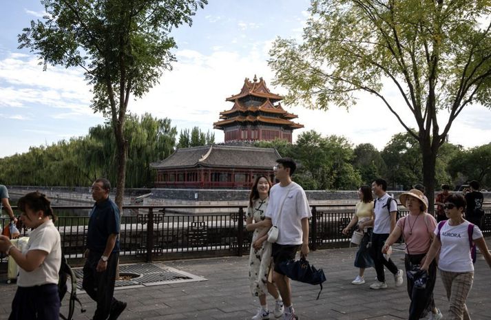 Vegfarendur ganga fram hjá Forboðnu borginni í Beijing. Íslendingar geta brátt ferðast þangað án vegabréfaáritunar, að minnsta kosti tímabundið.