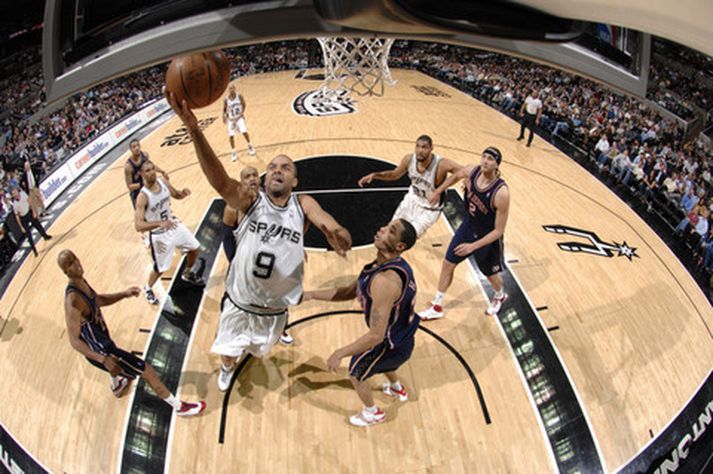 Tony Parker átti góðan leik fyrir San Antonio Spurs í nótt.